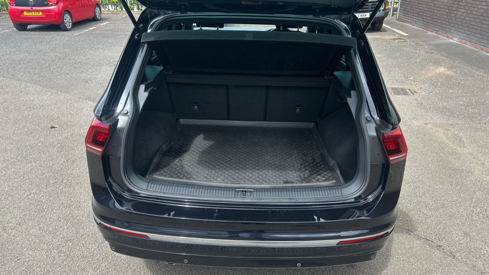Volkswagen Tiguan 2.0 TDi 150 4Motion R-Line 5dr Diesel Estate - Image 4