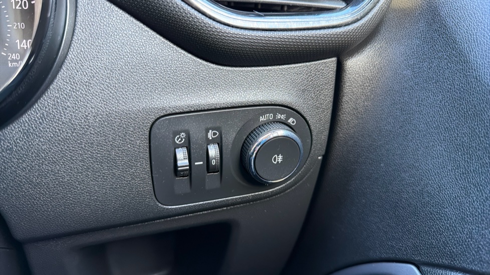 Vauxhall Crossland 1.2 Design 5dr Petrol Hatchback - Image 22