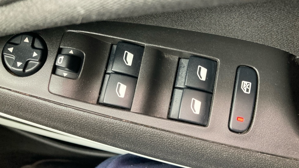 Vauxhall Crossland X 1.2 [83] Griffin 5dr [Start Stop] Petrol Hatchback - Image 33