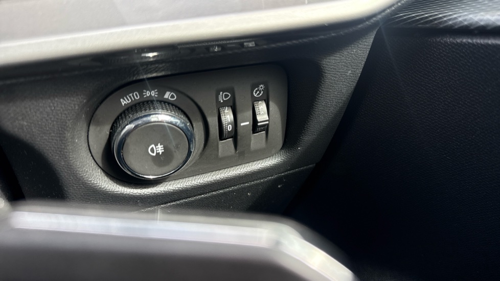 Vauxhall Mokka 1.2 Turbo 100 Design 5dr Petrol Hatchback - Image 31