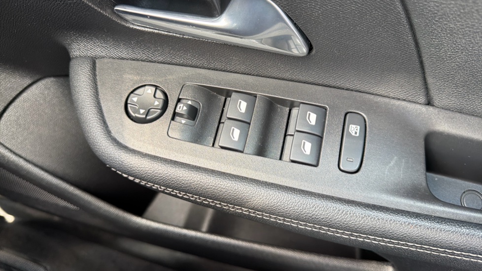 Vauxhall Mokka 100kW Ultimate 50kWh 5dr Auto Electric Hatchback - Image 21