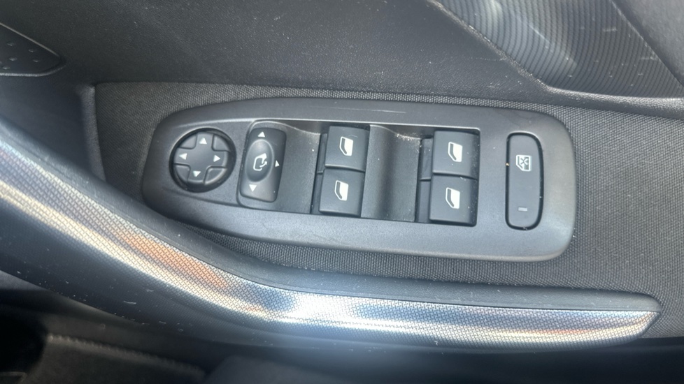 Peugeot 2008 1.2 PureTech 110 Allure 5dr Petrol Estate - Image 21