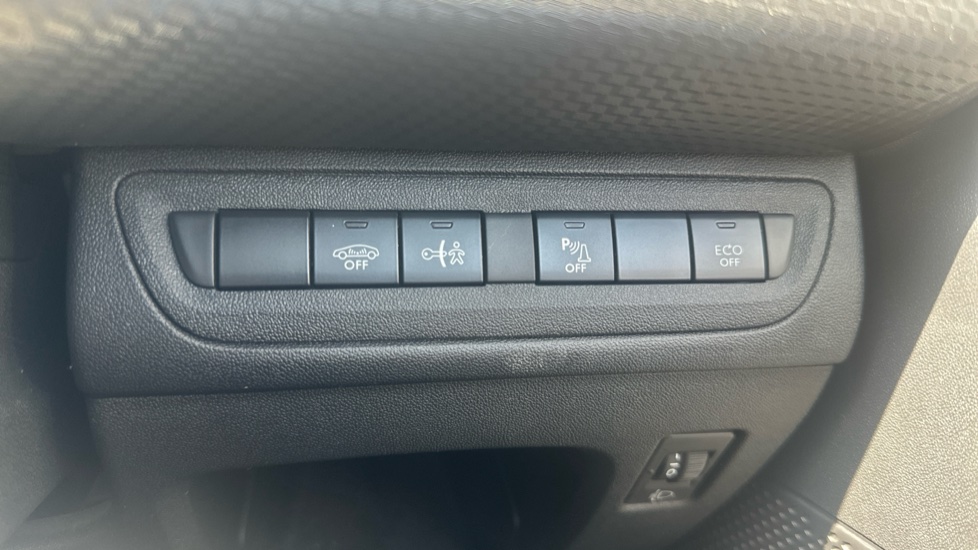 Peugeot 2008 1.2 PureTech 110 Allure 5dr Petrol Estate - Image 22
