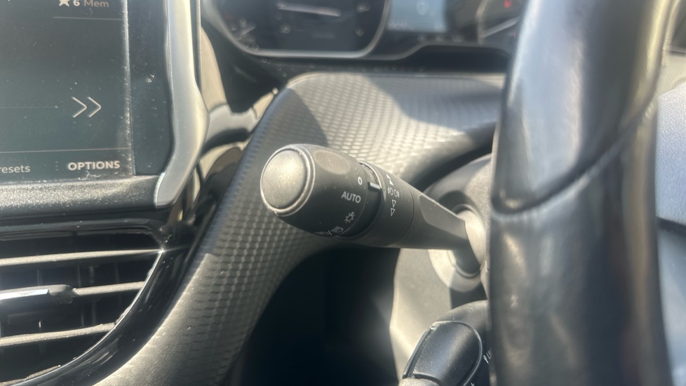 Peugeot 2008 1.2 PureTech 110 Allure 5dr Petrol Estate - Image 24