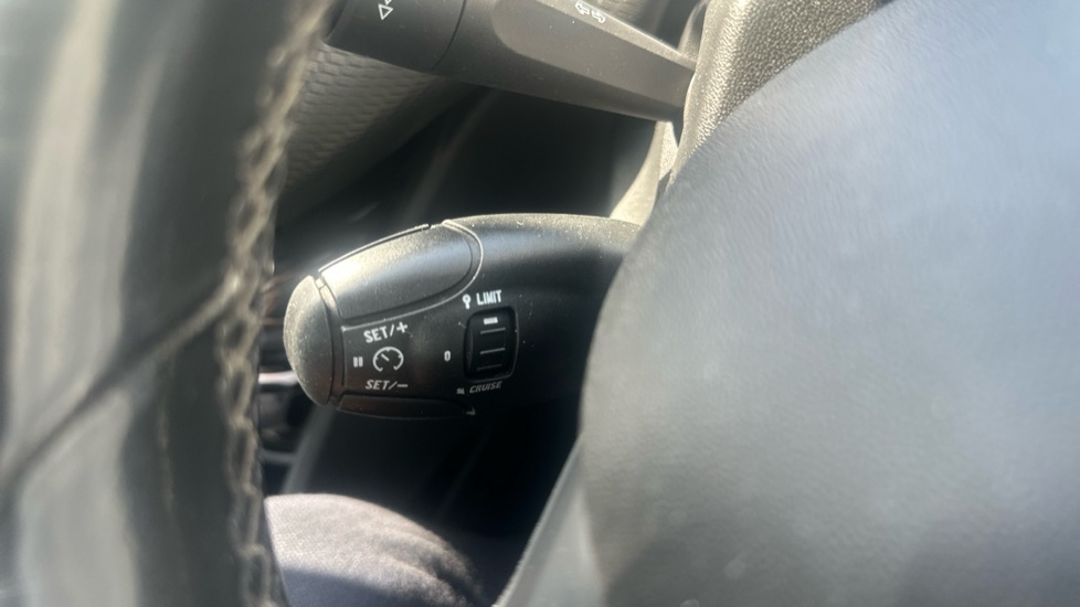 Peugeot 2008 1.2 PureTech 110 Allure 5dr Petrol Estate - Image 25