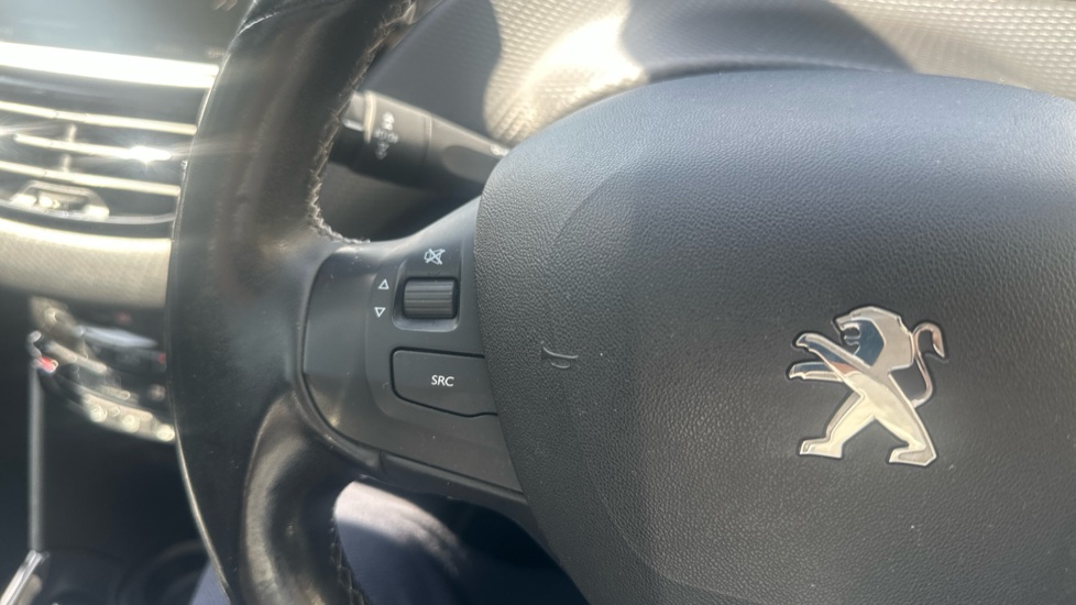 Peugeot 2008 1.2 PureTech 110 Allure 5dr Petrol Estate - Image 27
