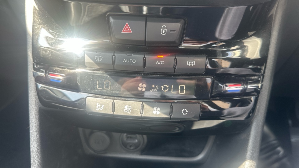 Peugeot 2008 1.2 PureTech 110 Allure 5dr Petrol Estate - Image 32