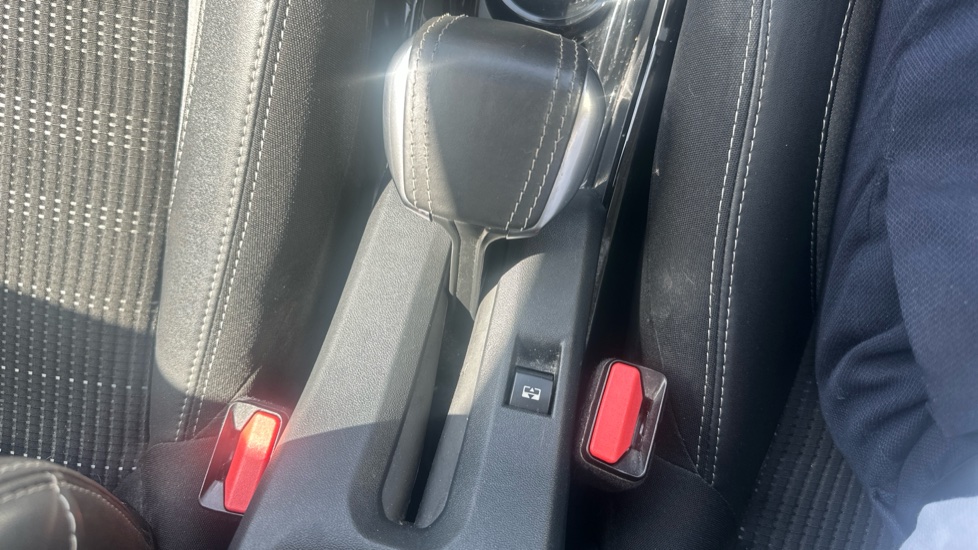 Peugeot 2008 1.2 PureTech 110 Allure 5dr Petrol Estate - Image 37
