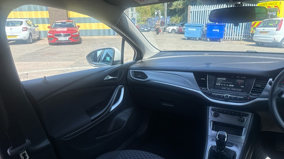 Vauxhall Astra 1.0T ecoTEC Design 5dr Petrol Hatchback - Image 14