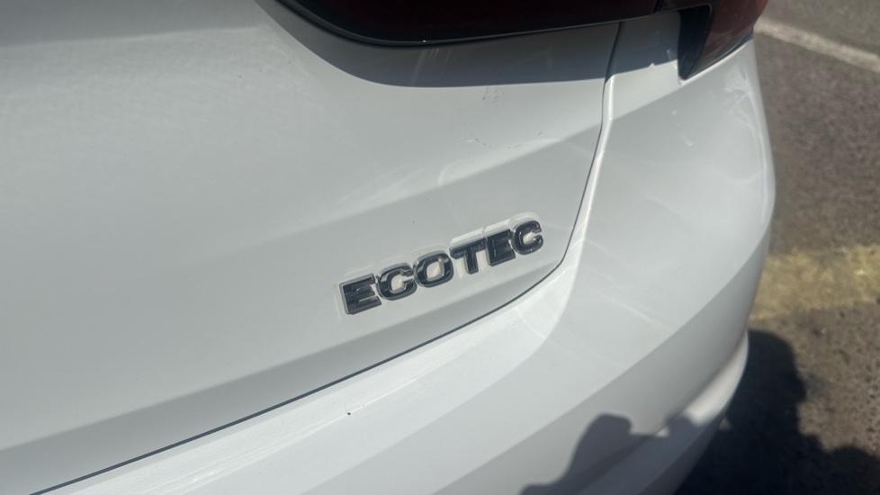 Vauxhall Astra 1.0T ecoTEC Design 5dr Petrol Hatchback - Image 27