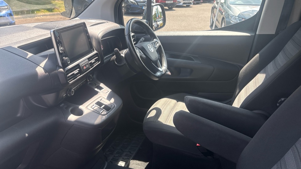 Vauxhall Combo Life 100kW SE 50kWh 5dr Auto Electric Estate - Image 9