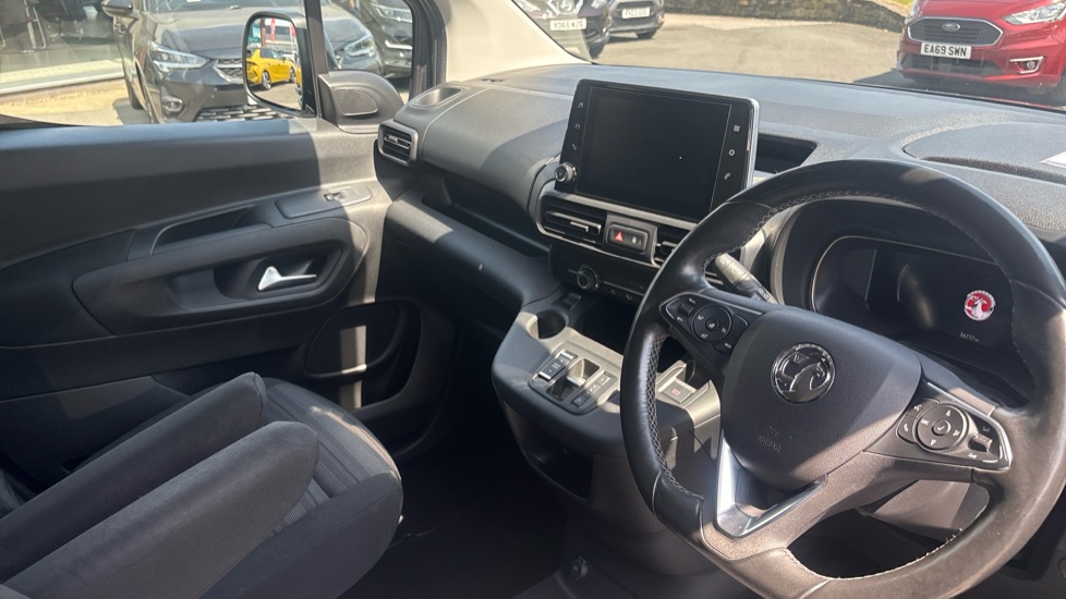Vauxhall Combo Life 100kW SE 50kWh 5dr Auto Electric Estate - Image 11