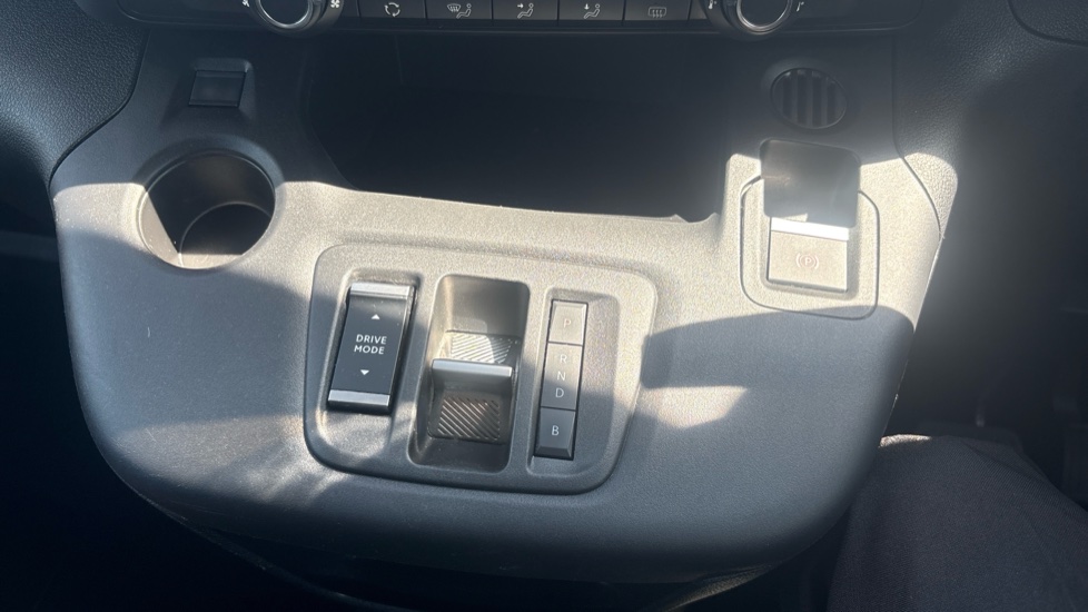 Vauxhall Combo Life 100kW SE 50kWh 5dr Auto Electric Estate - Image 13