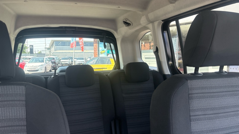 Vauxhall Combo Life 100kW SE 50kWh 5dr Auto Electric Estate - Image 15
