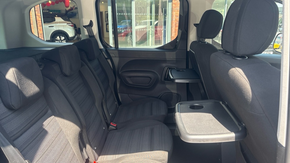 Vauxhall Combo Life 100kW SE 50kWh 5dr Auto Electric Estate - Image 16