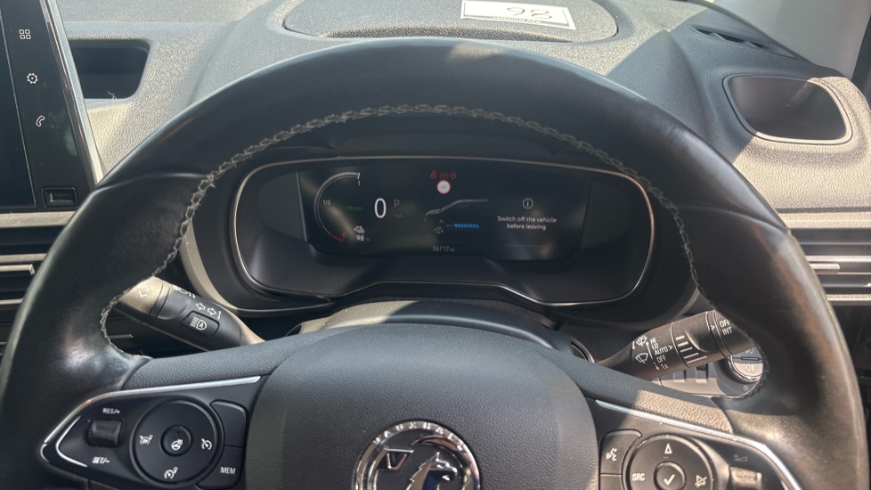 Vauxhall Combo Life 100kW SE 50kWh 5dr Auto Electric Estate - Image 18