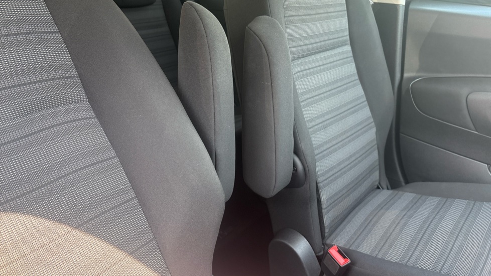 Vauxhall Combo Life 100kW SE 50kWh 5dr Auto Electric Estate - Image 32