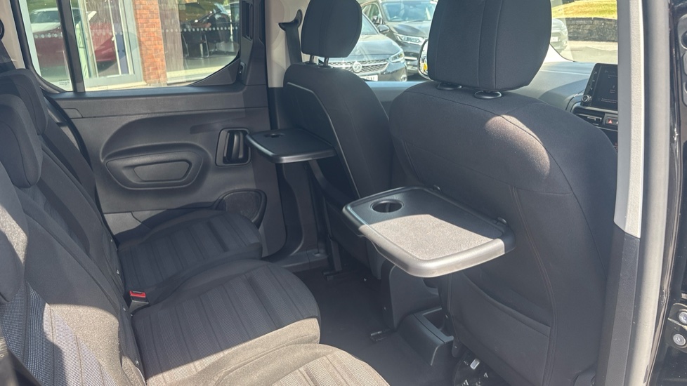 Vauxhall Combo Life 100kW SE 50kWh 5dr Auto Electric Estate - Image 33