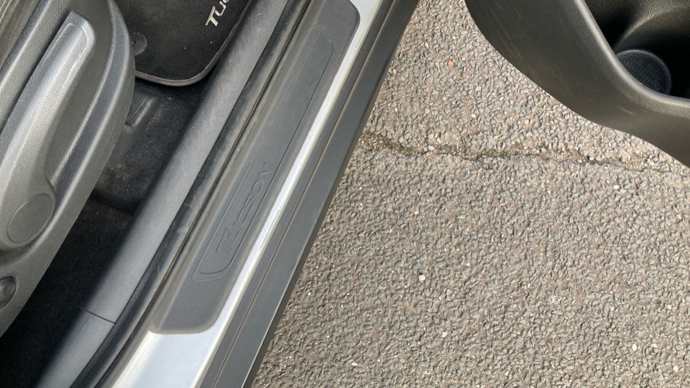 Hyundai TUCSON 1.6 GDi SE Nav 5dr 2WD Petrol Estate - Image 38