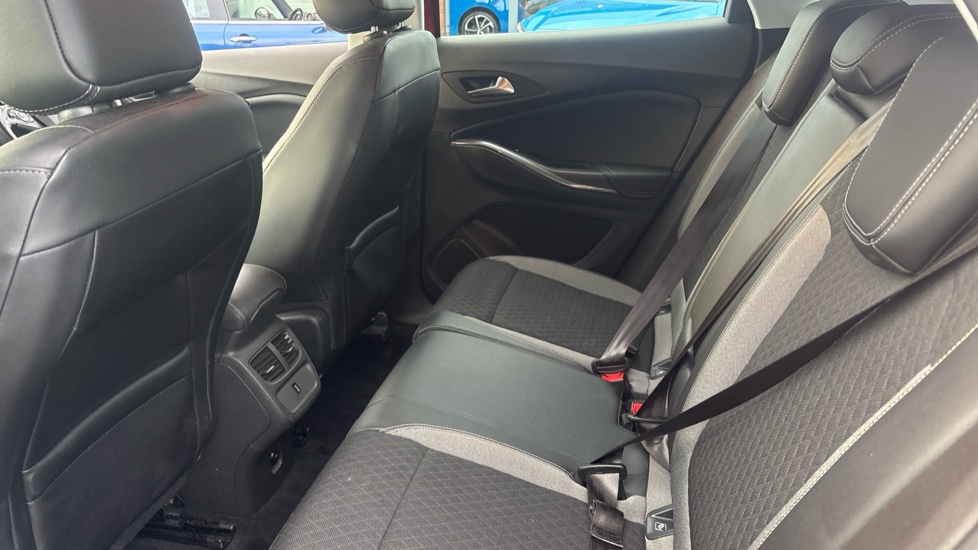 Vauxhall Grandland X 1.2 Turbo Business Edition Nav 5dr Petrol Hatchback - Image 16