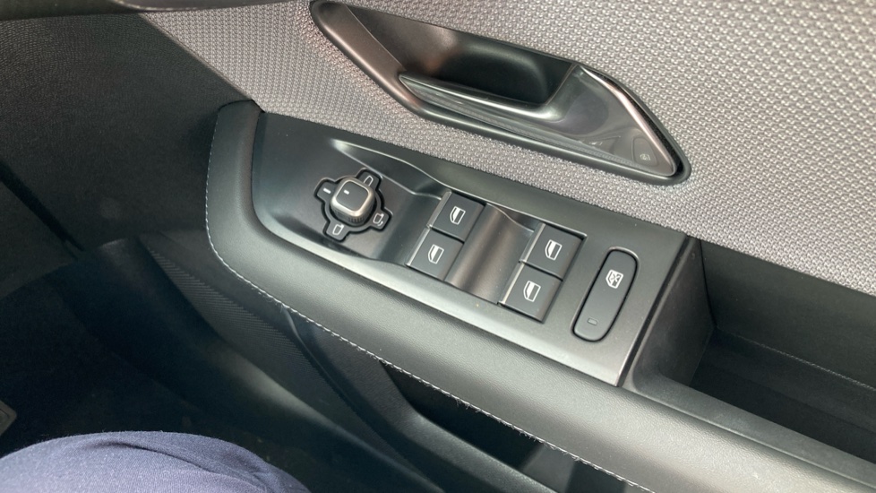Vauxhall Grandland 1.2 Hybrid [136] GS 5dr e-DCT6 Petrol Hatchback - Image 29