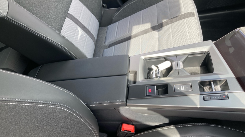 Vauxhall Grandland 1.2 Hybrid [136] GS 5dr e-DCT6 Petrol Hatchback - Image 30