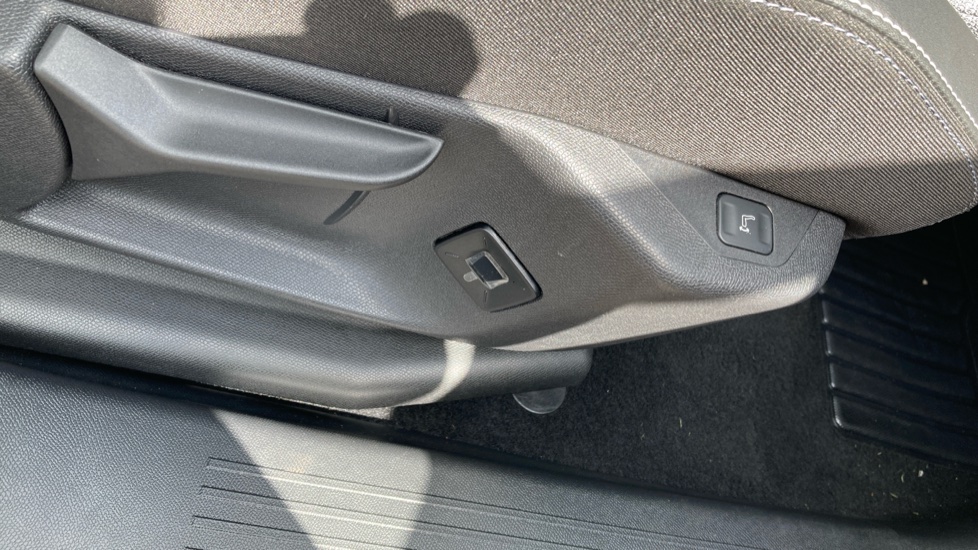 Vauxhall Grandland 1.2 Hybrid [136] GS 5dr e-DCT6 Petrol Hatchback - Image 31