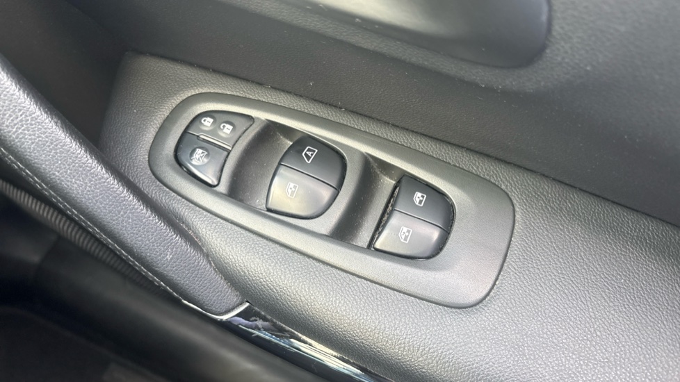Renault Kadjar 1.2 TCE Dynamique SE Nav 5dr Petrol Hatchback - Image 30