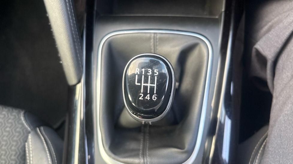 Renault Kadjar 1.2 TCE Dynamique SE Nav 5dr Petrol Hatchback - Image 34