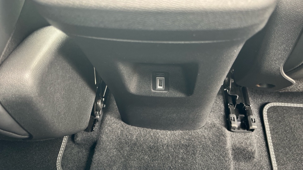 Citroen C5 Aircross 1.2 Hybrid 136 E-series 5dr e-DCS6 Petrol Hatchback - Image 35