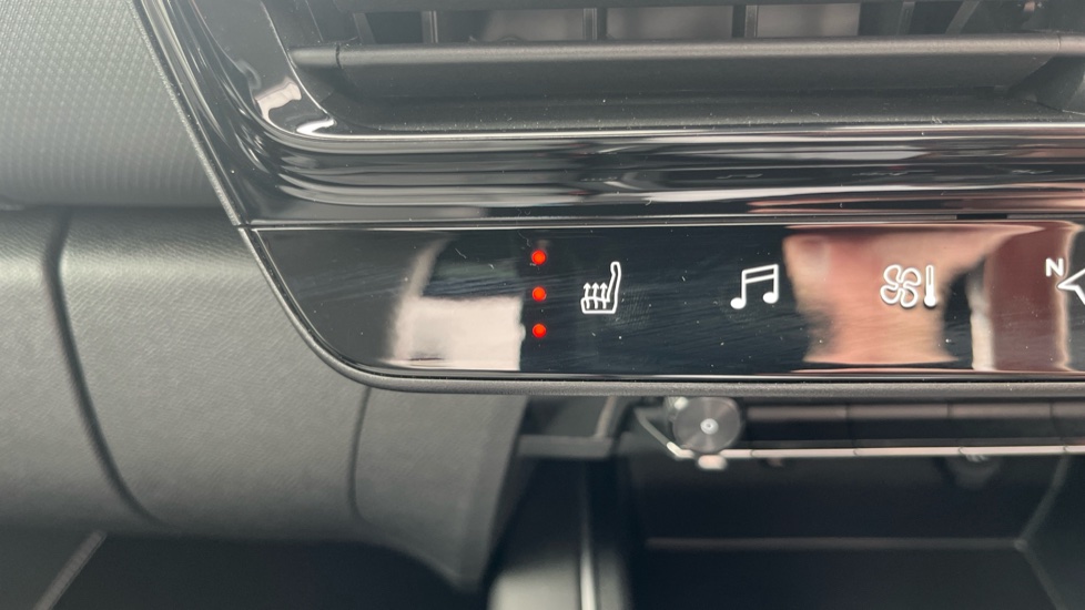 Citroen C5 Aircross 1.2 Hybrid 136 E-series 5dr e-DCS6 Petrol Hatchback - Image 42