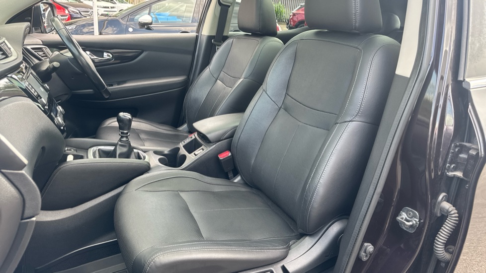 Nissan Qashqai 1.5 dCi Tekna 5dr Diesel Hatchback - Image 29