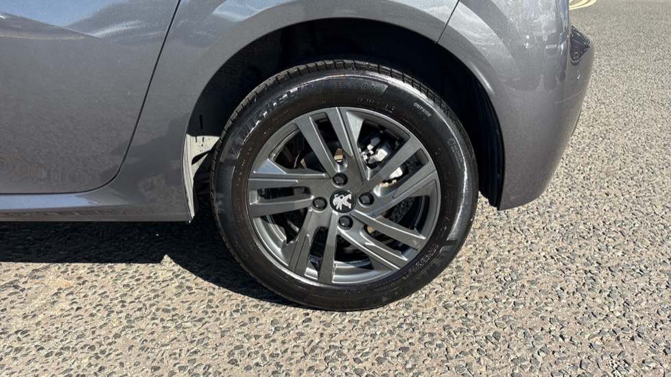Peugeot 208 1.2 PureTech 100 Allure Premium + 5dr EAT8 Petrol Hatchback - Image 32
