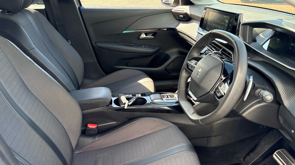 Peugeot 208 1.2 PureTech 100 Allure Premium + 5dr EAT8 Petrol Hatchback - Image 40