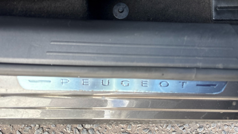 Peugeot 208 1.2 PureTech 100 Allure Premium + 5dr EAT8 Petrol Hatchback - Image 41