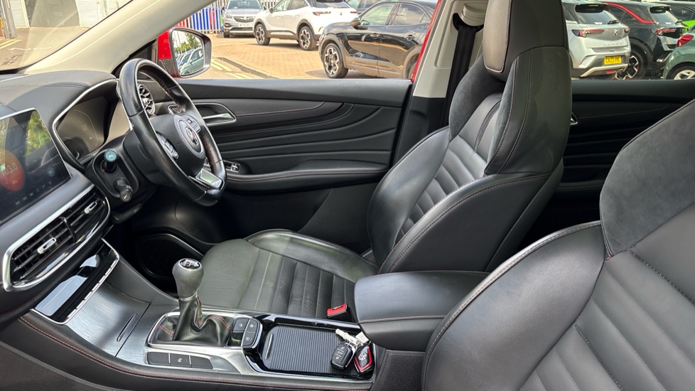MG HS 1.5 T-GDI Exclusive 5dr Petrol Hatchback - Image 28