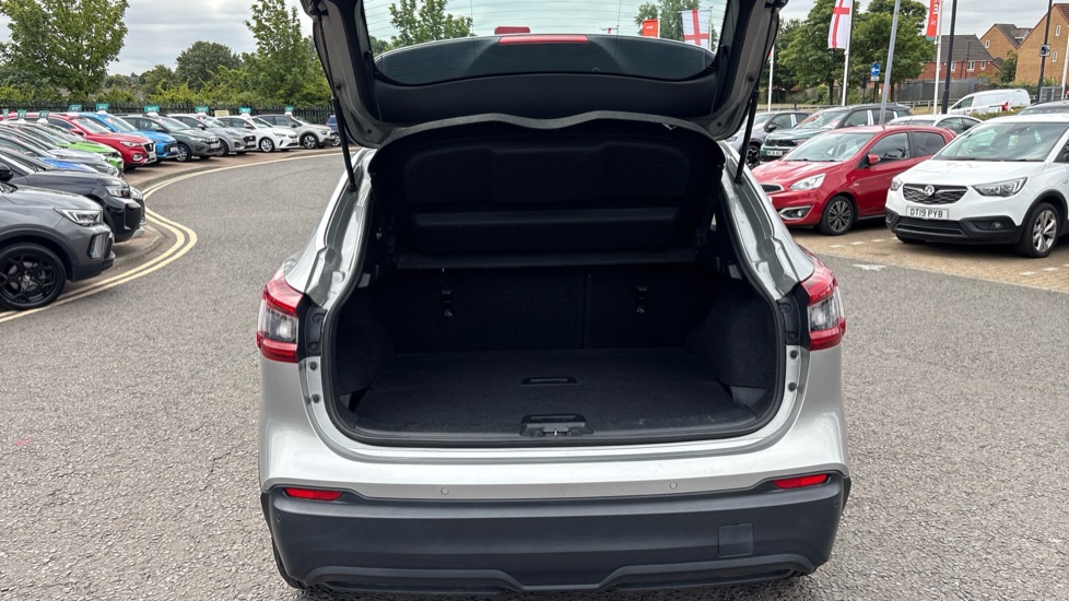 Nissan Qashqai 1.3 DiG-T 160 Acenta Premium 5dr DCT Petrol Hatchback - Image 4