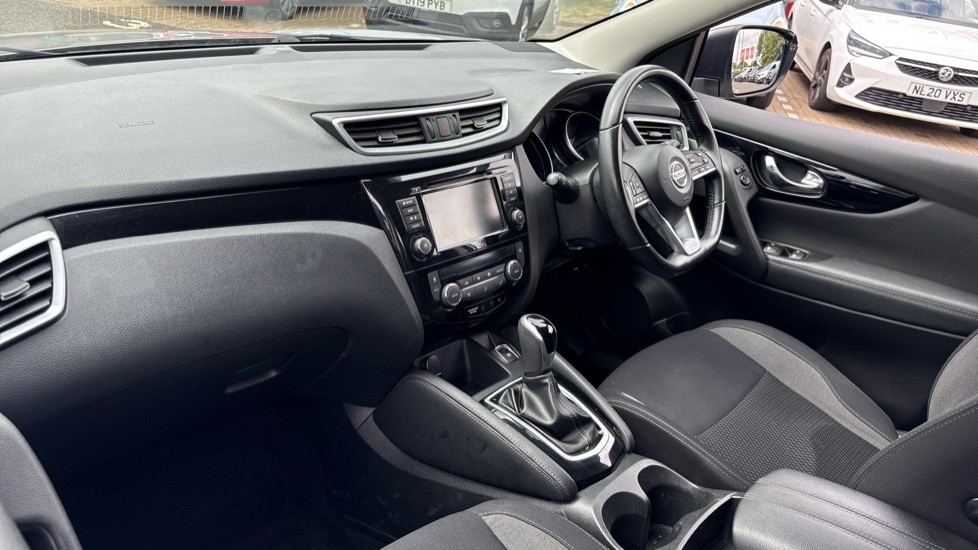 Nissan Qashqai 1.3 DiG-T 160 Acenta Premium 5dr DCT Petrol Hatchback - Image 9