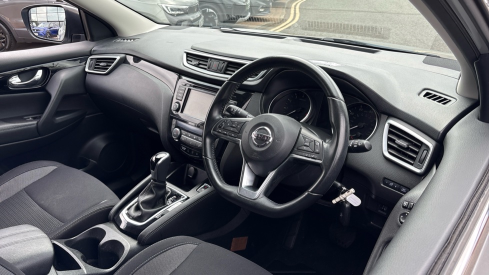 Nissan Qashqai 1.3 DiG-T 160 Acenta Premium 5dr DCT Petrol Hatchback - Image 11