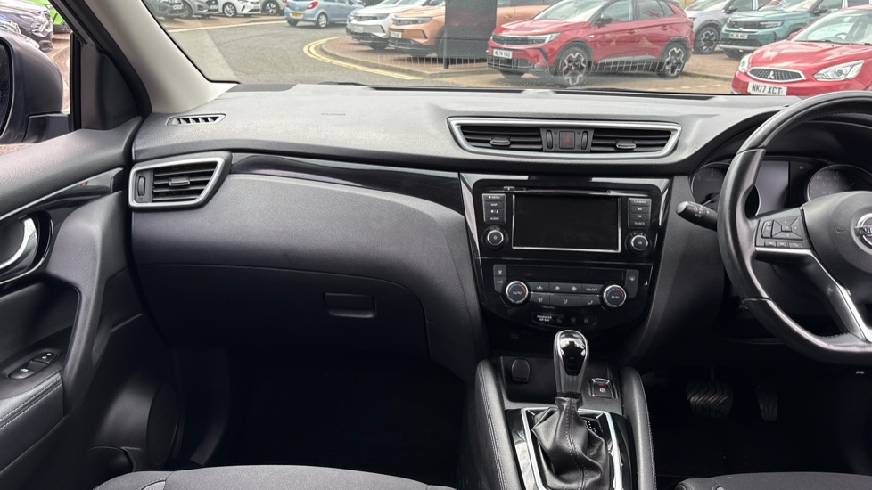 Nissan Qashqai 1.3 DiG-T 160 Acenta Premium 5dr DCT Petrol Hatchback - Image 14