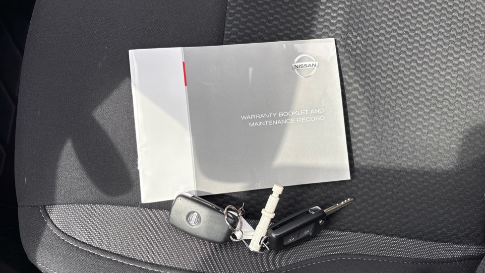 Nissan Qashqai 1.3 DiG-T 160 Acenta Premium 5dr DCT Petrol Hatchback - Image 19