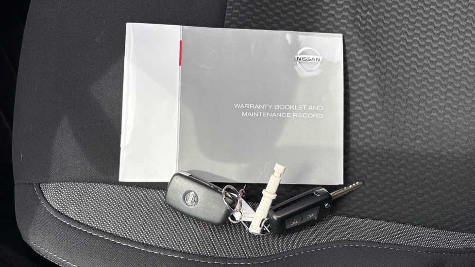 Nissan Qashqai 1.3 DiG-T 160 Acenta Premium 5dr DCT Petrol Hatchback - Image 21
