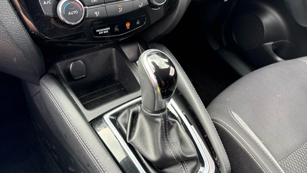 Nissan Qashqai 1.3 DiG-T 160 Acenta Premium 5dr DCT Petrol Hatchback - Image 24