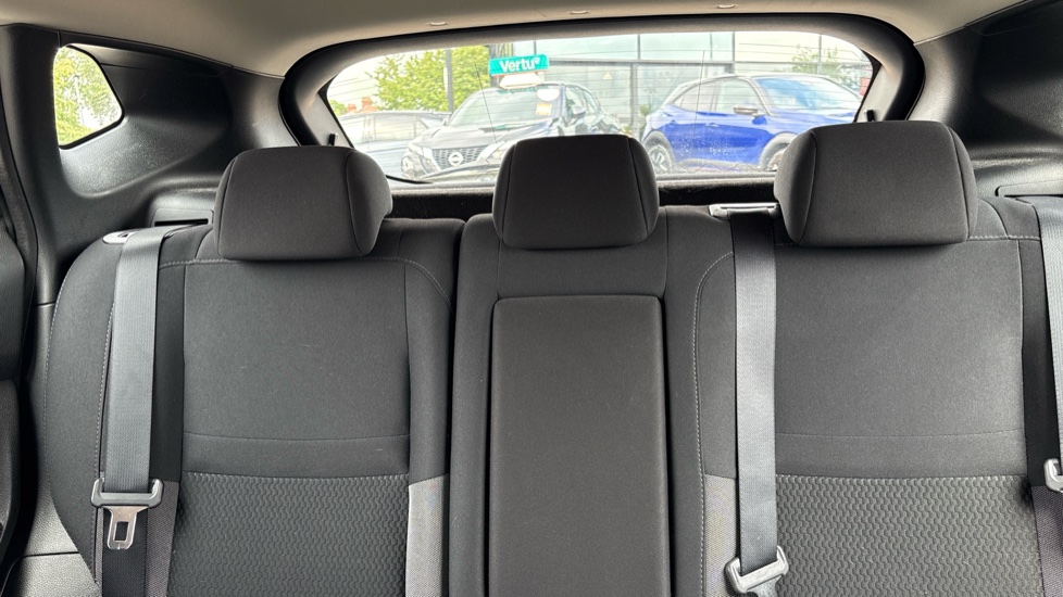 Nissan Qashqai 1.3 DiG-T 160 Acenta Premium 5dr DCT Petrol Hatchback - Image 26