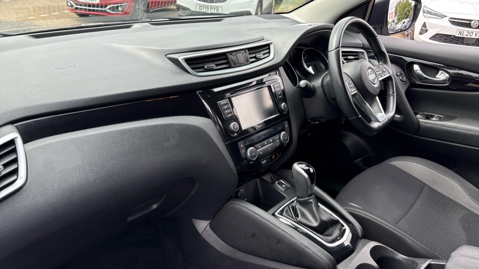 Nissan Qashqai 1.3 DiG-T 160 Acenta Premium 5dr DCT Petrol Hatchback - Image 27