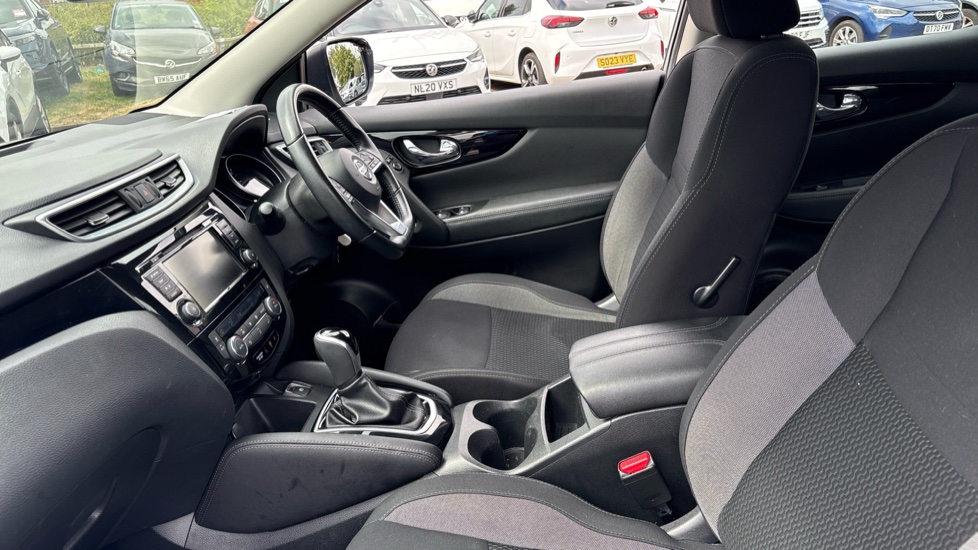 Nissan Qashqai 1.3 DiG-T 160 Acenta Premium 5dr DCT Petrol Hatchback - Image 28