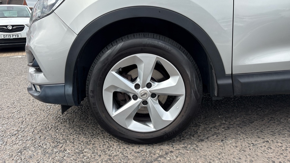 Nissan Qashqai 1.3 DiG-T 160 Acenta Premium 5dr DCT Petrol Hatchback - Image 31