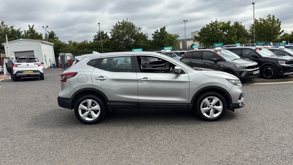 Nissan Qashqai 1.3 DiG-T 160 Acenta Premium 5dr DCT Petrol Hatchback - Image 36
