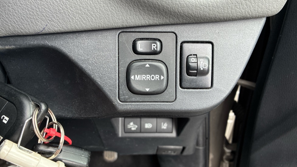 Toyota Yaris 1.5 VVT-i Icon 5dr Petrol Hatchback - Image 33
