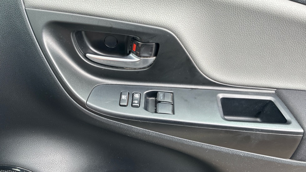 Toyota Yaris 1.5 VVT-i Icon 5dr Petrol Hatchback - Image 35